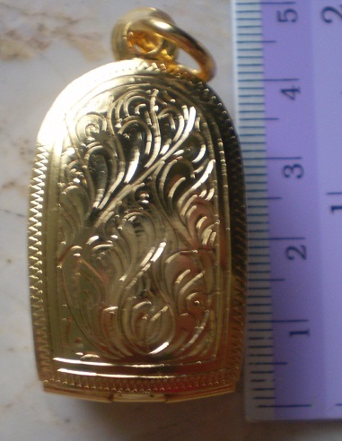 ตลับเงินแกะลาย  ปิดหลัง  ชุบทองแท้ ใส่พระคง  ลำพูน  เคาะเดียว 