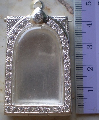 ตลับเงินแกะลาย  ปิดหลัง  ล้อมเพชร  ใสพระสมเด็จ  เคาะเดียว 