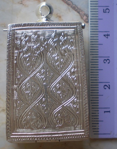 ตลับเงินแกะลาย  ปิดหลัง  ล้อมเพชร  ใสพระสมเด็จ  เคาะเดียว 