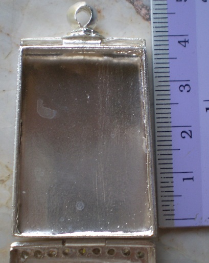 ตลับเงินแกะลาย  ปิดหลัง  ล้อมเพชร  ใสพระสมเด็จ  เคาะเดียว 