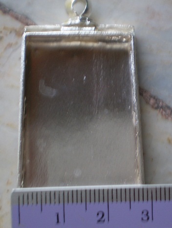 ตลับเงินแกะลาย  ปิดหลัง  ล้อมเพชร  ใสพระสมเด็จ  เคาะเดียว 