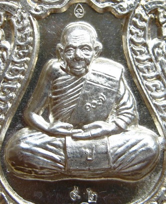 เหรียญเสมาหลังลายมือ เนื้อเงิน หลวงปู่ปัญญา วัดหนองผักหนาม จ.ชลบุรี ปี 2554 ตอกโค๊ต หมายเลข92