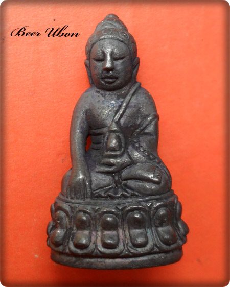 พระกริ่งปวเรศก้นลายเซ็นต์ รุ่นรวยทันใจ หลวงปู่คำบุ วัดกุดชมภู จ.อุบลฯเนื้อเนื้อแร่เหล็กน้ำพี้ก้นเงิน