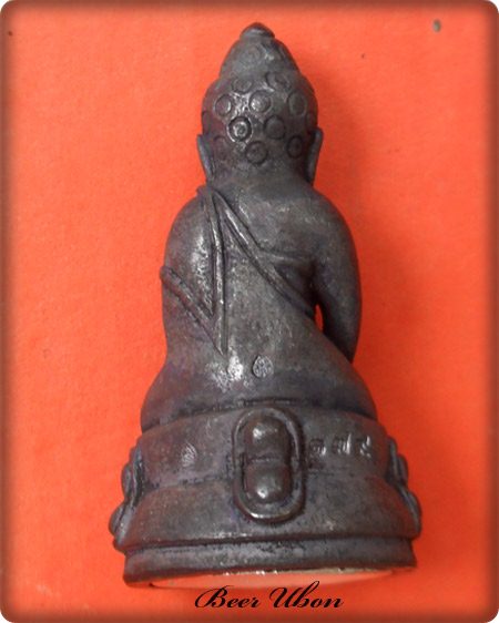 พระกริ่งปวเรศก้นลายเซ็นต์ รุ่นรวยทันใจ หลวงปู่คำบุ วัดกุดชมภู จ.อุบลฯเนื้อเนื้อแร่เหล็กน้ำพี้ก้นเงิน