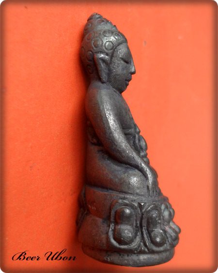 พระกริ่งปวเรศก้นลายเซ็นต์ รุ่นรวยทันใจ หลวงปู่คำบุ วัดกุดชมภู จ.อุบลฯเนื้อเนื้อแร่เหล็กน้ำพี้ก้นเงิน