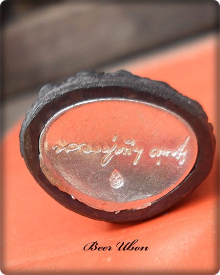 พระกริ่งปวเรศก้นลายเซ็นต์ รุ่นรวยทันใจ หลวงปู่คำบุ วัดกุดชมภู จ.อุบลฯเนื้อเนื้อแร่เหล็กน้ำพี้ก้นเงิน