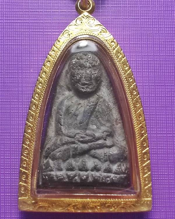 หลวงปู่ทวด วัดประสาทบุญญาวาส พิมพ์ใหญ่ เนื้อดำ ปี 2506 เลี่ยมทอง