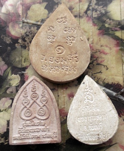 10 บาท กับ รวมพระเนื้อผง 3 องค์ ....WA72