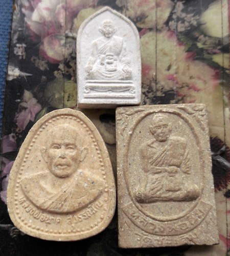 10 บาท กับ รวมพระเนื้อผง 3 องค์ ....WA73