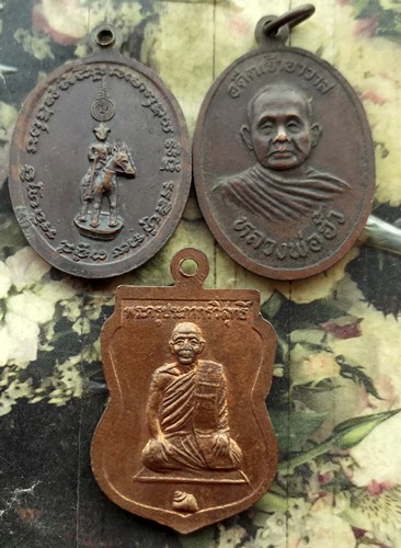 10 บาท กับ เหรียยพระพุทธ 3 เหรียญ ....WA65