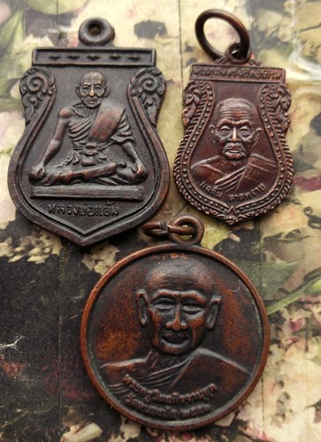 10 บาท กับ เหรียญพระเกจิ 3 เหรียญ ...AC77