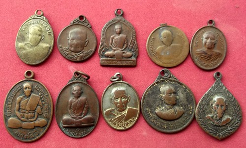 60 บาท เหรียญพระเกจิ 10 เหรียญ ตามสภาพครับ ......รหัส NA85