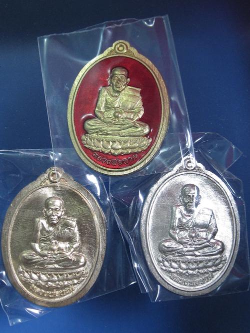 หลวงพ่อทวด รุ่นฟ้าประทาน วัดดีหลวง ชุดกรรมการ เนื้ออัลปาก้า +สำริด+ทองทิพย์ ไม่ตัดปีก .... .กล่อง 