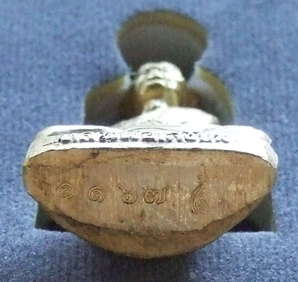 รูปเหมือนรุ่นแรก ท่านเจ้าคุณเสงี่ยม วัดสุวรรณเจดีย์ จ.พระนครศรีอยุธยา เนื้อทองระฆัง รุ่นมงคลบารมี 87