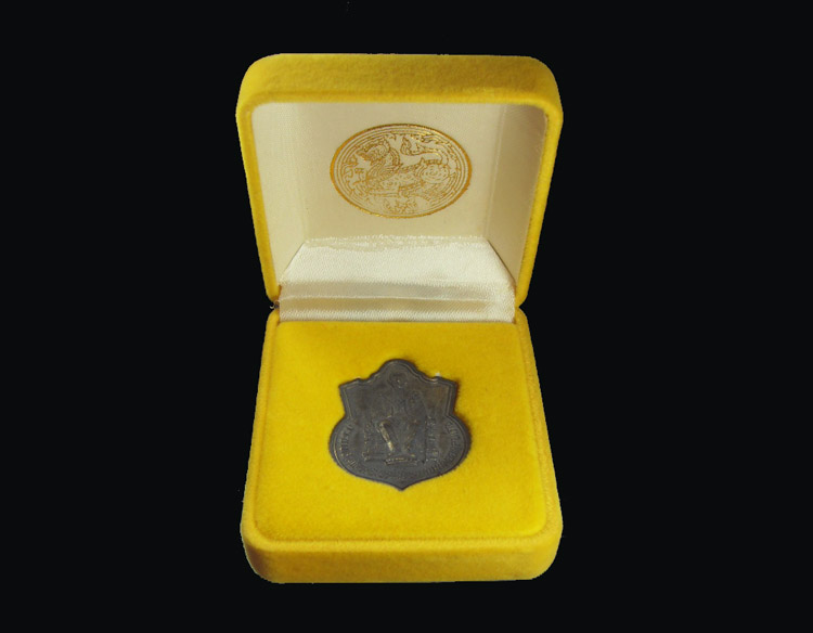 เหรียญพระบาทสมเด็จพระเจ้าอยู่หัว ประทับนั่งบัลลังก์ เนื้อเงิน ปี ๒๕๓๙ สภาพสวยเดิม พร้อมกล่องเดิมครับ