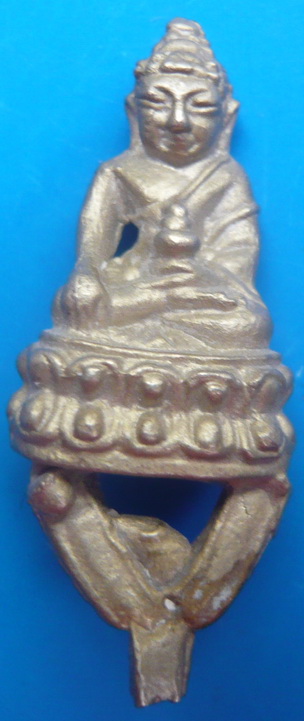 พระชัยวัฒน์(รุ่นแรกสุดๆ ) หลวงปู่คำบุ วัดกุดชมภู หล่อดินไทยโบราณ ไม่ตัดก้านเดิมๆ หายากสุดๆ