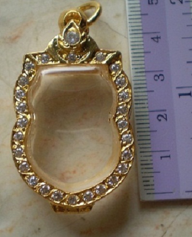 ตลับเงินแกะลาย  ล้อมเพชร  ชุบทองแท้   ใส่เหรียญเสมา  เคาะเดียว 