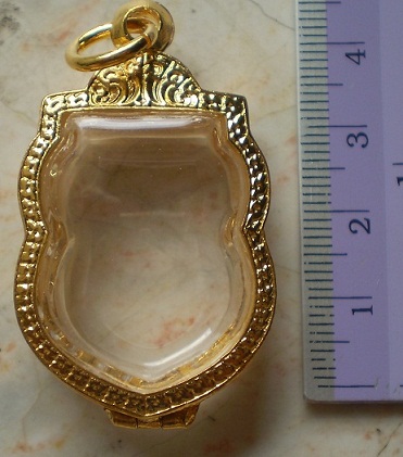 ตลับเงินแกะลาย  ล้อมเพชร  ชุบทองแท้   ใส่เหรียญเสมา  เคาะเดียว 