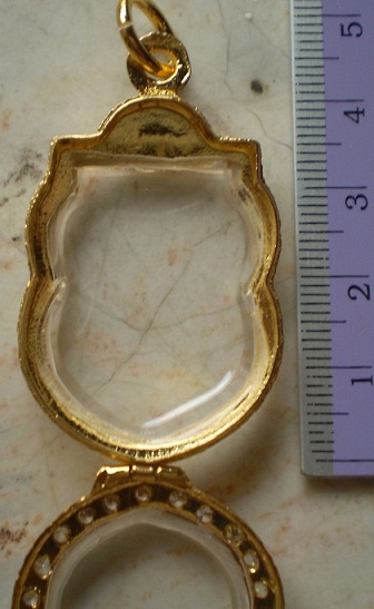 ตลับเงินแกะลาย  ล้อมเพชร  ชุบทองแท้   ใส่เหรียญเสมา  เคาะเดียว 