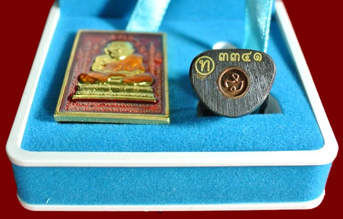 หลวงปู่ทวด หมื่นยันต์ รุ่นรวยหายห่วง ชุดพิเศษทอดกฐิน วัดช้างไห้ เนื้อฝาบาตลงยาสีแดง หมายเลข ๓๓๔๑