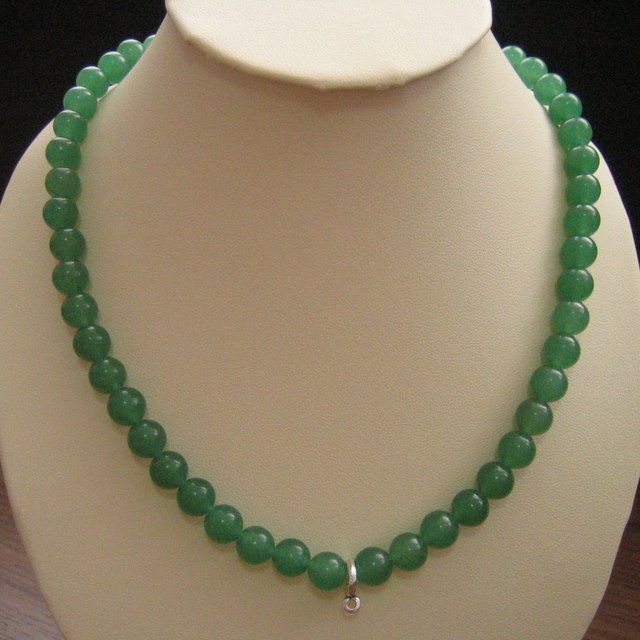 สร้อยคอหยกสีเขียว ความยาว 20 นิ้ว มีห่วงสำหรับห้อยพระได้ 1 องค์ สวยงามมาก 