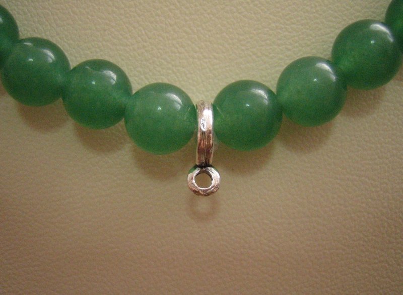 สร้อยคอหยกสีเขียว ความยาว 20 นิ้ว มีห่วงสำหรับห้อยพระได้ 1 องค์ สวยงามมาก 