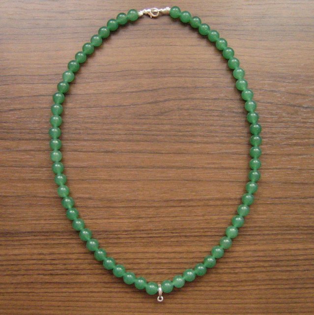 สร้อยคอหยกสีเขียว ความยาว 20 นิ้ว มีห่วงสำหรับห้อยพระได้ 1 องค์ สวยงามมาก 