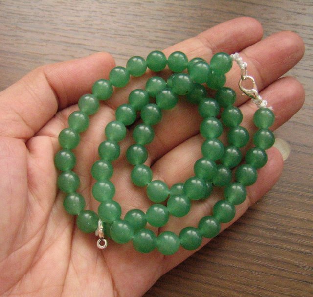 สร้อยคอหยกสีเขียว ความยาว 20 นิ้ว มีห่วงสำหรับห้อยพระได้ 1 องค์ สวยงามมาก 