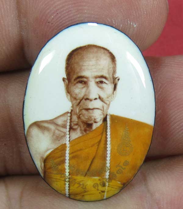 ล๊อกเก็ตฉากขาวทอง รุ่นสุดท้าย หลวงปู่คำบุ คุตฺตจิตฺโต วัดกุดชมภู จ.อุบลราชธานี รุ่นอุดมทรัพย์