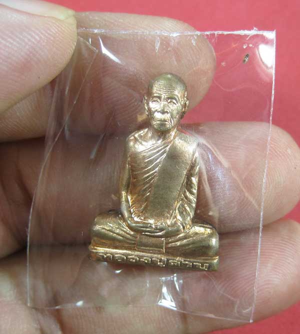 รูปเหมือนปั๊มหลวงปู่คำบุ คุตฺตจิตโต วัดกุดชมภู จ.อุบล ฯ พร้อมกล่องเดิมวัดใจ