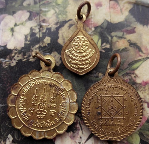 10 บาท กับ รวมเหรียญพระเกจิ 3 เหรียญ ...Bi968