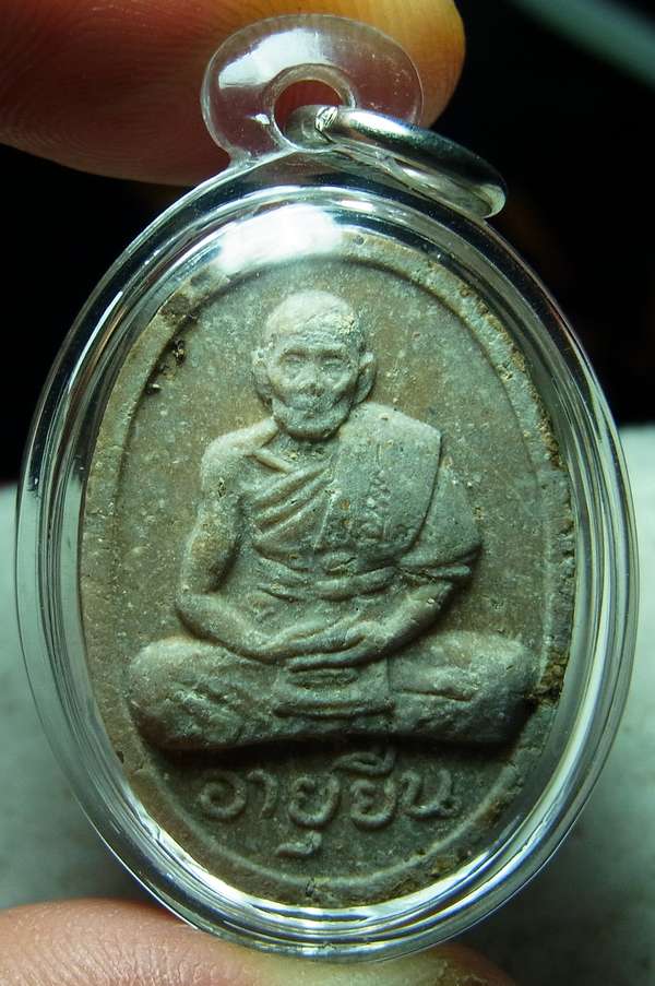 พระผงอายุยืน หลวงปู่สี ปี2517 เนื้อมีส่วนผสมชานหมากพอสังเกตุเห็นได้ เลี่ยมกันน้ำ