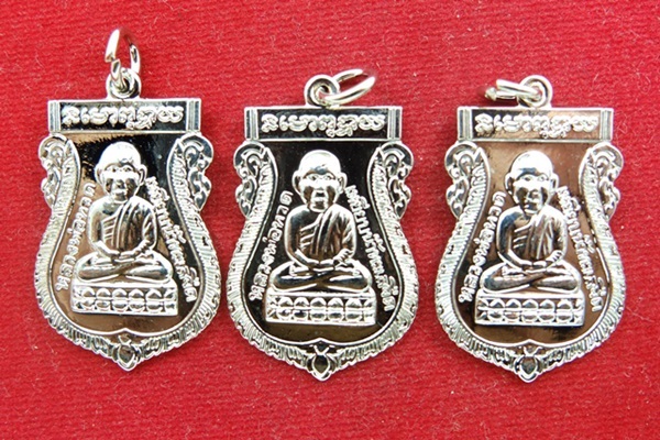 หลวงปู่ทวดวัดช้างให้ พิมพ์เสมาหัวโตชุบนิเกิ้ล ปี 55 จำนวน 3 องค์ พร้อมซองวัดใบคาถา