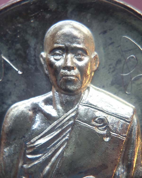 เหรียญรุ่น 2 หลวงพ่อทอง วัดพระพุทธบาทเขายายหอม เนื้อเงิน จารเต็ม เลขสวย 440 กล่องเดิมครับ
