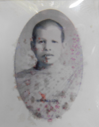 **** หลวงพ่อจ้อย {(หน้าหนุ่ม)} จานดินสอ เคาะเดียว****