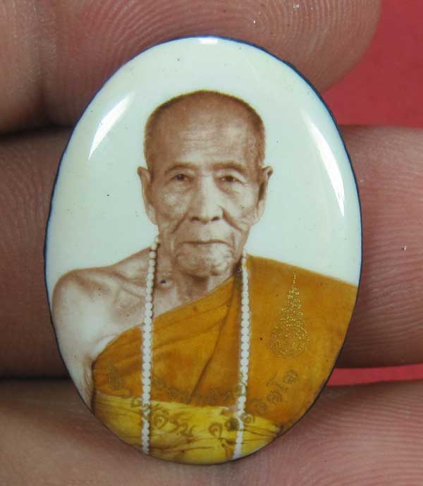ล๊อกเก็ตฉากขาวทอง รุ่นสุดท้าย หลวงปู่คำบุ คุตฺตจิตฺโต วัดกุดชมภู จ.อุบลราชธานี รุ่นอุดมทรัพย์