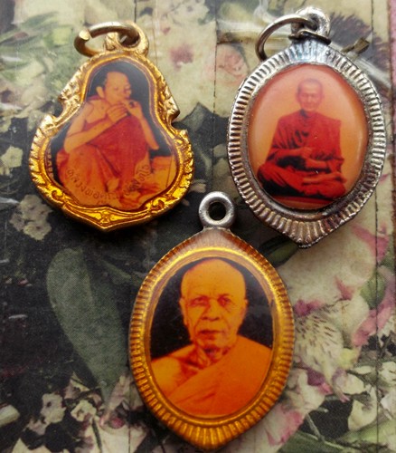 10 บาท กับ ล็อกเก็ตพระเกจิ 3 อัน ...Bi990