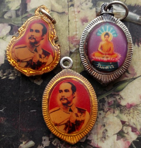 10 บาท กับ ล็อกเก็ตพระเกจิ 3 อัน ...Bi990
