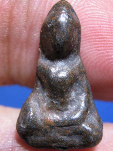 พระท่ากระดานน้อย กรุศาลเจ้า เนื้อตะกั่วสนิมแดง จ.ราชบุรี มีแดง ๆ