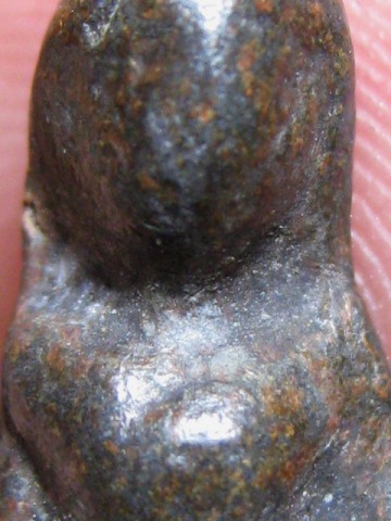 พระท่ากระดานน้อย กรุศาลเจ้า เนื้อตะกั่วสนิมแดง จ.ราชบุรี มีแดง ๆ