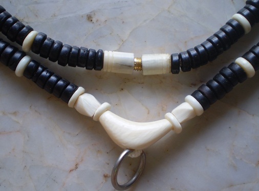 สร้อยกะลาตาเดียว  บวกงาช้างแท้   ห่วงกลางทรงกระจับ  เคาะเดียว 