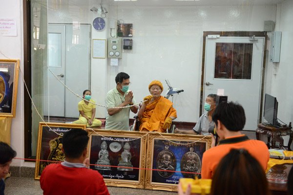 เหรียญมนต์พระกาฬ ปราบไพรี หลวงพ่อคูณ เนื้อทองเเดงมันปูผิวปีกเเมลงทับ หมายเลข 1235 กล่องเดิม