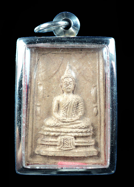 พระแก้วมรกตหลังรูปเหมือนหลวงปู่ชอบ