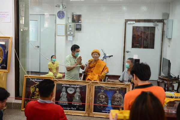 เหรียญมนต์พระกาฬ ปราบไพรี หลวงพ่อคูณ เนื้อทองแดงหลังแบบผิวรุ้ง หมายเลข 3778 กล่องเดิม