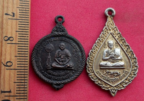 10 บาท... กับ เหรียญพระเกจิ 2 เหรียญ ......Pj737