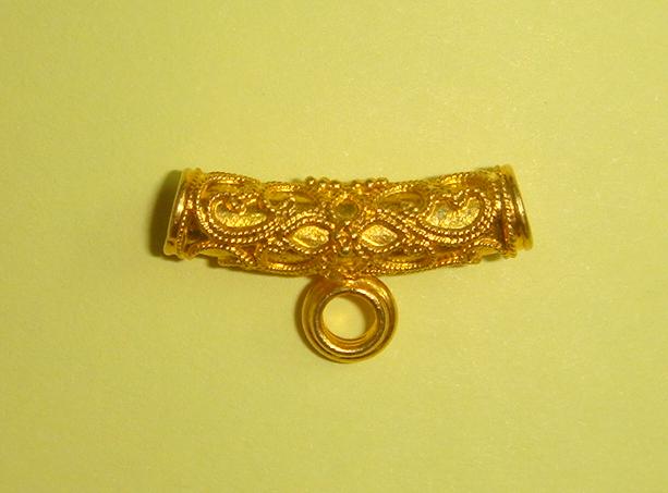 โค้งกลางทอง 96.5% ลายสุโขทัย (ไม่ลงยา) ยาว 2.3 cm อ้วน 5.5 mm นน. 2.4 g