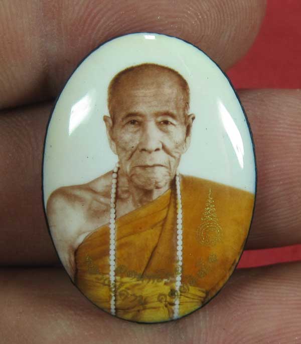 ล๊อกเก็ตฉากขาวทอง รุ่นสุดท้าย หลวงปู่คำบุ คุตฺตจิตฺโต วัดกุดชมภู จ.อุบลราชธานี รุ่นอุดมทรัพย์
