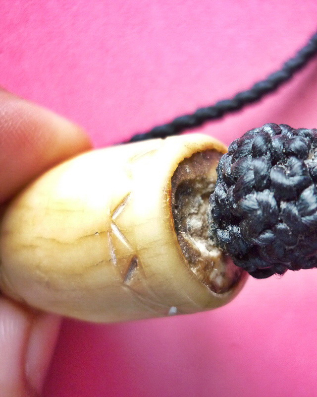 สายสร้อยถักเชือก พร้อมตะกรุดงาเก่า 