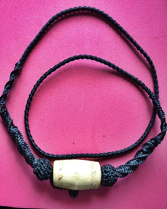 สายสร้อยถักเชือก พร้อมตะกรุดงาเก่า 