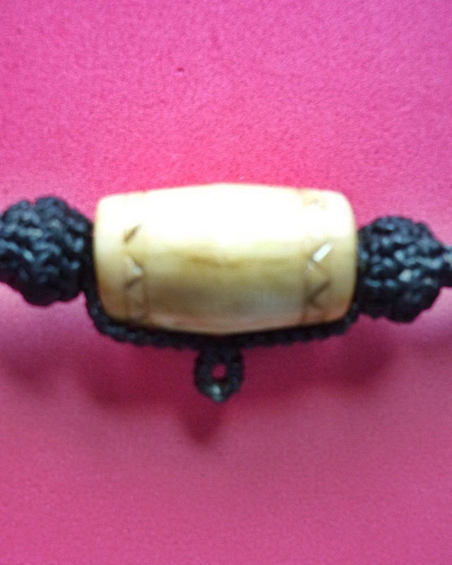 สายสร้อยถักเชือก พร้อมตะกรุดงาเก่า 